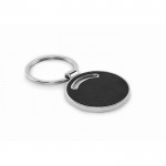 Llavero metálico de forma redonda con incrustación de cuero sintético color negro