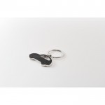 Llavero metálico de forma de coche con incrustación de cuero sintético color negro vista fotografía tercera vista