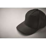 Gorra de poliéster con agujeros de ventilación y repelente al agua color negro vista fotografía segunda vista