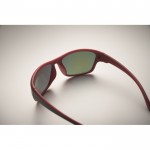 Gafas de sol deportivas con cristales de espejo y detalles a color color rojo vista fotografía quinta vista