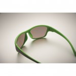 Gafas de sol deportivas con cristales de espejo y detalles a color color verde lima vista fotografía quinta vista
