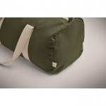 Bolsa de viaje con compartimiento lateral y detalles en color natural color verde militar vista fotografía cuarta vista