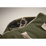 Bolsa de viaje con compartimiento lateral y detalles en color natural color verde militar vista fotografía quinta vista