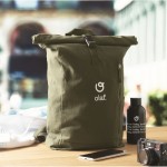 Mochila de cierre roll top de algodón reciclado con cremallera delante color verde militar segunda vista bodegón 2