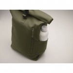 Mochila de cierre roll top de algodón reciclado con cremallera delante color verde militar vista fotografía tercera vista