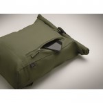 Mochila de cierre roll top de algodón reciclado con cremallera delante color verde militar vista fotografía cuarta vista