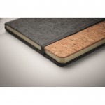 Libreta con tapa de fieltro RPET y corcho páginas a rayas A5 color gris oscuro vista fotografía cuarta vista
