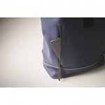 Mochila de cierre roll top con tira reflectante e impermeable 15'' color azul vista fotografía tercera vista
