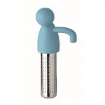 Infusor de té de acero inoxidable con forma de hombrecito en silicona color azul claro tercera vista
