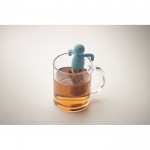 Infusor de té de acero inoxidable con forma de hombrecito en silicona color azul claro vista fotografía cuarta vista