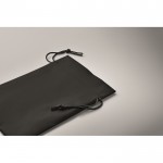 Bolsita de cuerdas pequeña unicolor para regalo de RPET 20x30cm color negro vista fotografía tercera vista
