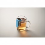 Infusor de té hecho de acero inoxidable con gancho de plástico color turquesa vista fotografía tercera vista