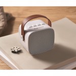 Altavoz cuadrado con asa marrón de cuero sintético estilo vintage color blanco vista bodegón principal