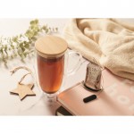 Taza larga de vidrio con asa transparente y tapa de madera 450ml color transparente vista bodegón