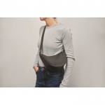 Bolsa bandolera cruzada de RPET con un bolsillo principal color gris oscuro vista fotografía septima vista