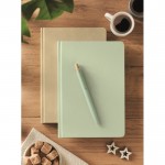 Libreta hecha de caña de azúcar de tapa dura A5 papel a rayas color verde menta vista bodegón