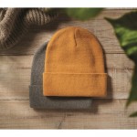 Clásico gorro de poliéster con dobladillo en talla única color amarillo vista bodegón
