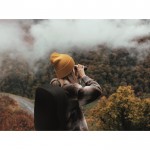 Clásico gorro de poliéster con dobladillo en talla única color amarillo segunda vista bodegón