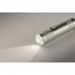Linterna de aluminio reciclado extensible con 3 ajustes de luz y zoom color plateado mate vista fotografía tercera vista