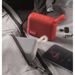 Pequeño altavoz inalámbrico con asa a juego para transporte color rojo vista bodegón principal