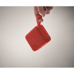 Pequeño altavoz inalámbrico con asa a juego para transporte color rojo vista fotografía tercera vista