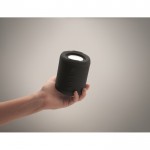 Pequeño altavoz inalámbrico de tejido RPET de 3hs de reproducción color negro vista fotografía tercera vista