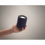 Pequeño altavoz inalámbrico de tejido RPET de 3hs de reproducción color azul vista fotografía tercera vista