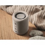 Pequeño altavoz inalámbrico de tejido RPET de 3hs de reproducción color gris vista bodegón