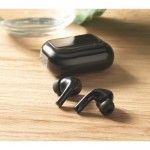 Auriculares inalámbricos con estuche de pantalla táctil color negro vista bodegón