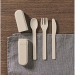 Set de 3 cubiertos reutilizables y sostenibles en estuche a juego color beige vista bodegón