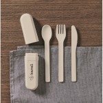 Set de 3 cubiertos reutilizables y sostenibles en estuche a juego color beige vista bodegón principal