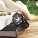 Smartwatch inalámbrico a prueba de agua con correa de silicona color negro vista bodegón