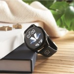 Smartwatch inalámbrico a prueba de agua con correa de silicona color negro vista bodegón principal