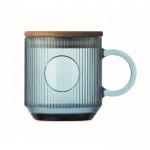 Taza original de cristal estriado con tapa de madera de acacia 300ml color azul transparente cuarta vista