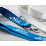 Lanyard de RPET con mosquetón metálico y cierre de seguridad 20mm color azul