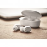 Auriculares con caja personalizada de color blanco vista bodegón