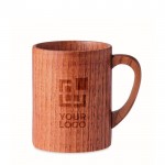 Taza grabada de madera de roble vista principal