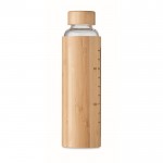 Botella de vidrio con medidor color madera quinta vista