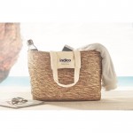 Bolsa para playa hecha de mimbre color beige vista bodegón principal