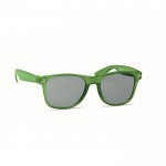 Gafas de sol clásicas montura reciclada color verde transparente