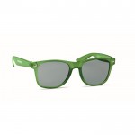 Gafas de sol clásicas montura reciclada color verde transparente vista principal