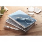Cuadernos personalizados reciclados color azul real vista bodegón