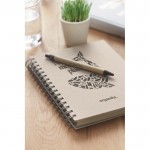 Cuaderno con papel hecho de hierba color beige vista bodegón principal