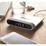 Reloj despertador con cargador color blanco vista bodegón principal