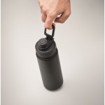 Botella de acero aislada con boquilla color negro vista detalle 3