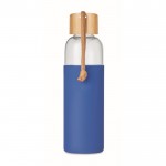 Botella de cristal con tapón de bambú y asa color azul real quinta vista