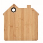 Tabla de cortar de madera en forma de casa color madera tercera vista