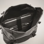 Mochila de lona con cierre roll top y acolchado en diferentes partes color negro vista fotografía octava vista