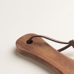 Tabla para servir de madera de acacia con asa y cordón de PU color madera vista fotografía cuarta vista