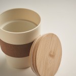 Vaso de plástico reciclado con cinta de corcho y tapa de bambú 300ml color beige vista fotografía tercera vista